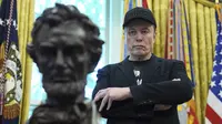 Elon Musk menyimak saat Presiden AS Donald Trump berbicara dalam konferensi pers di Kantor Oval Gedung Putih, 30 Mei 2025, di Washington. (Foto AP/Evan Vucci, Arsip)