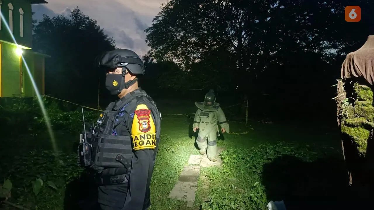 Tim Jihandak Polda Sulsel olah TKP penemuan benda mencurigakan (Liputan6.com/Fauzan)