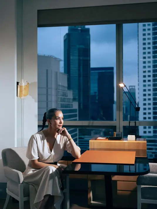 Nadya Hutagalung tampil lebih kasual dengan gaya feminin kenakan dress v-neck dan belt warna hitam [@nadyahutagalung]