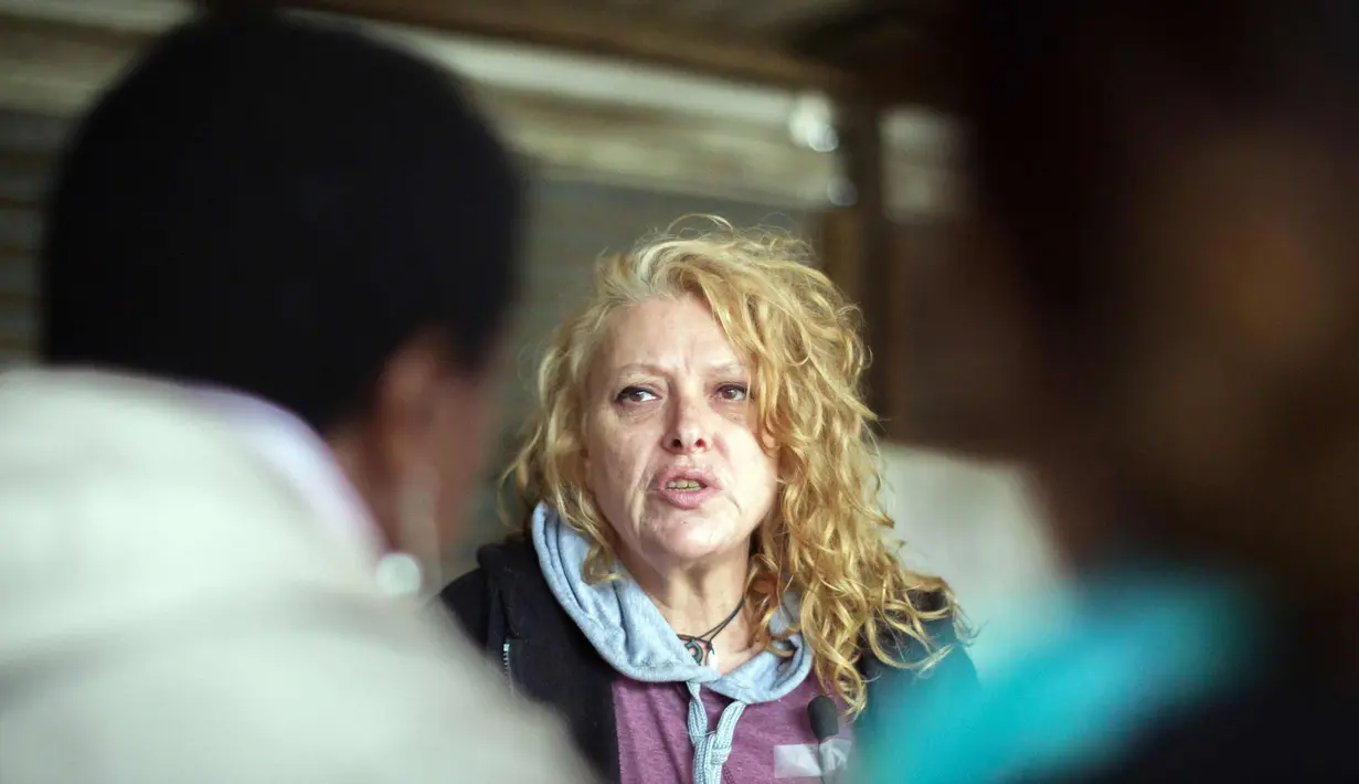 Aktivis hak asasi manusia, Vanessa Burger saat diwawancarai dan menceritakan tentang situasi asrama Glebelands di Provinsi Kwazulu-Natal, Durban, Afrika Selatan pada 23 September 2017. (AFP Photo/Rajesh Jantilal)