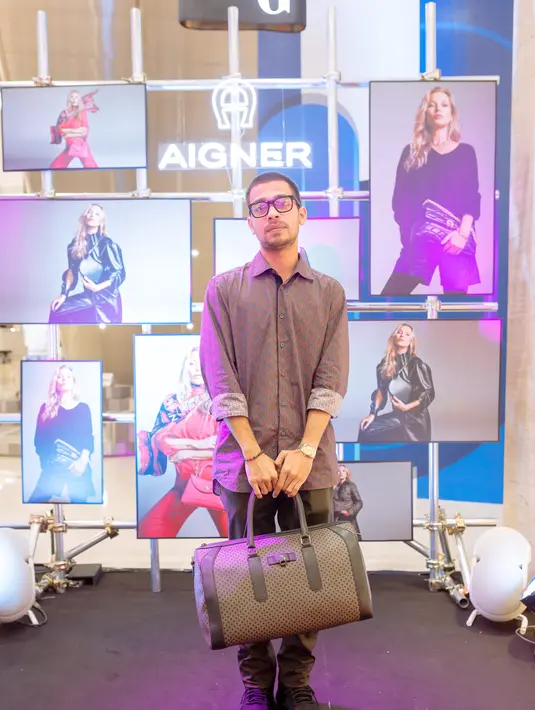 Wafda juga menabrakkan motif lewat kemeja dan tasnya yang meningkatkan gaya fashion-nya. (Foto: Aigner Indonesia)