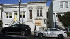 Pejalan kaki melewati rumah bergaya Victoria yang baru saja dijual di San Francisco, pada 14 Januari 2022. Rumah berusia 122 tahun yang sudah lapuk ini dipasarkan sebagai "rumah terburuk di blok terbaik" San Francisco terjual hampir 2 juta dollar AS atau sekitar Rp 28,6 miliar. (AP Photo/Jeff Chiu)