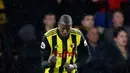 Pemain Watford, Abdoulaye Doucoure berselebrasi usai mencetak gol ke gawang Manchester City selama pertandingan lanjutan Liga Inggris di stadion Vicarage Road (4/12). City menang tipis atas Watford 2-1. (AP Photo/Frank Augstein)