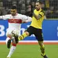 Ozan Muhammed Kabak, bek Stuttgart (kiri). (AFP/John MacDougall)