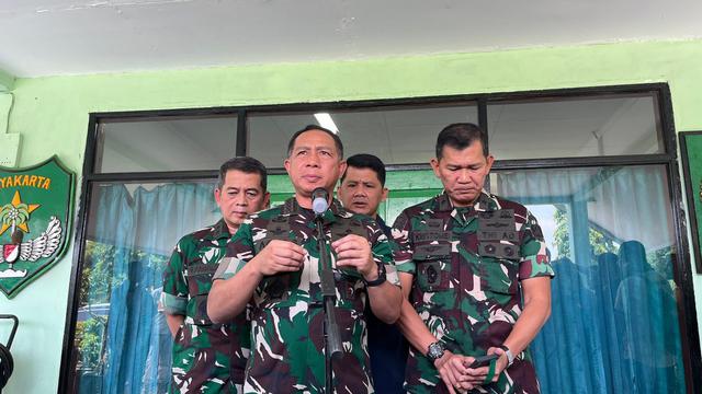 Panglima TNI Jenderal TNI Agus Subiyanto meninjau lokasi kebakaran gudang amunisi di Ciangsana, Jawa Barat, Minggu (31/3/2024).