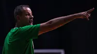 Pelatih kepala Timnas Basket Indonesia, Milos Pejic memberikan arahan kepada pemainnya saat pemusatan latihan Timnas Basket Indonesia untuk SEA Games 2023 Kamboja di GBK Arena, Senayan, Jakarta, Rabu (03/05/2023). (Bagaskara Lazuardi)