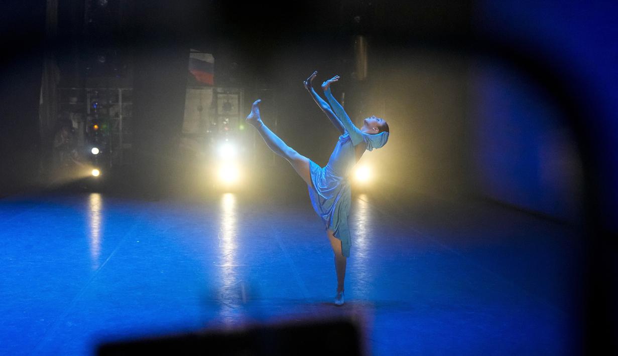 Elina Nasyrova dari Rusia tampil pada Kompetisi Balet Internasional XIV di New Stage of the Bolshoi Theater, Moskow, Rusia, 8 Juni 2022. (AP Photo/Alexander Zemlanichenko)