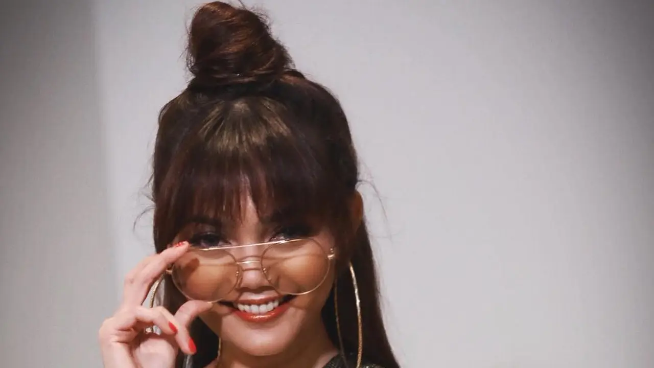 [Bintang] Dari Pixie Sampai Up Do, Rina Nose Tampil Eksis dengan Model Rambut Eksentrik