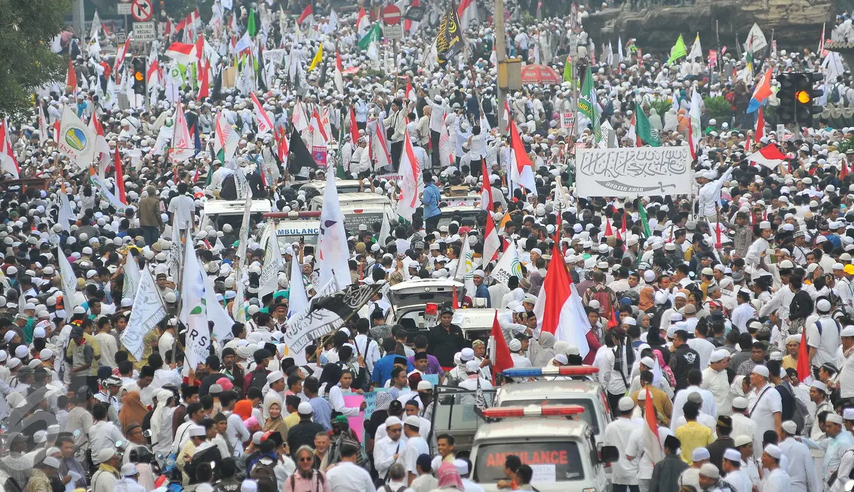 Ribuan massa aksi damai 4 November bergerak menuju Balai Kota dari kawasan Thamrin, Jakarta Pusat, Jumat (4/11). Massa aksi membawa berbagai atribut untuk menuntut proses hukum terhadap Basuki Tjahaja Purnama (Ahok). (Liputan6.com/Angga Yuniar)