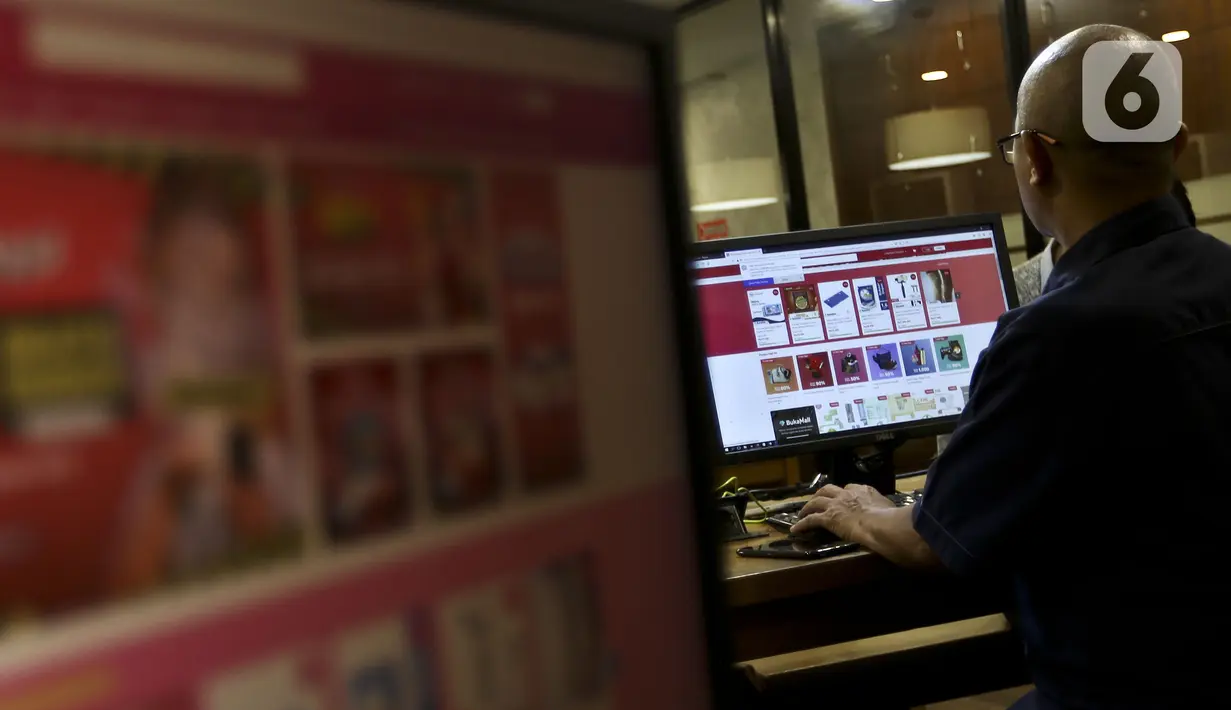 Calon Konsumen membuka aplikasi situs belanja online di Kawasan Senayan, Jakarta, Kamis (12/12/2019). Konsumen berburu diskon di salah satu situs jual beli online yang menawarkan beragam potongan harga khusus pada hari belanja online nasional (Harbolnas). (Liputan6.com/Johan Tallo)