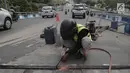 Para pekerja memperbaiki aspal di flyover Kemayoran yang mengalami kerenggangan, Jakarta, Sabtu (5/1). Hal itu disebabkan rusaknya sambungan celah sambungan alias expansion joint. (Merdeka.com/Imam Buhori)