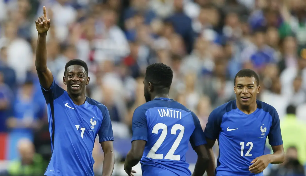 Pemain Prancis, Ousmane Dembele (kiri) merayakan gol ke gawang Inggris bersama rekan-rekannya pada laga persahabatan di Stade de France, Saint Denis, Paris, (13/6/2017).  (AP/Francois Mori)