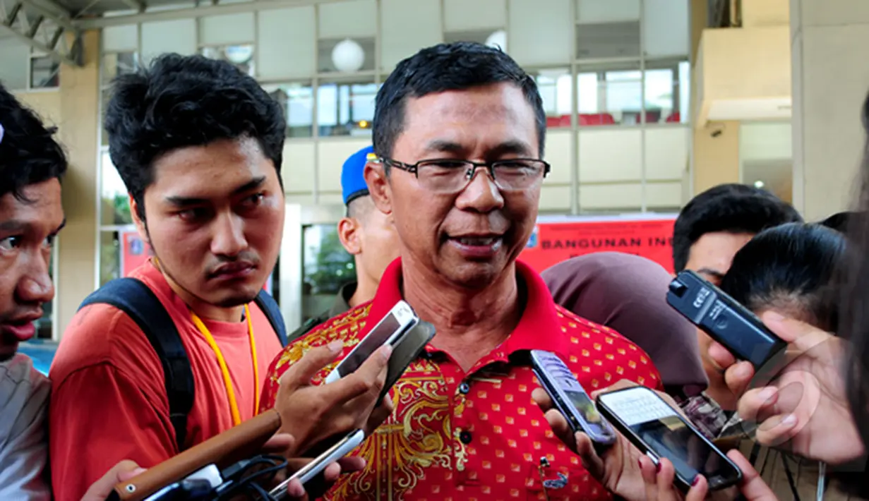 Ketua Yayasan Dharma Putra Kostrad 2, Ashrul Zainudin saat memberikan keterangan pada wartawan di Mal Tebet Green, Jakarta, Kamis (5/3/2015). Penyegelan ini merupakan peringatan ketiga untuk mal Tebet Green. (Liputan6.com/Yoppy Renato)
