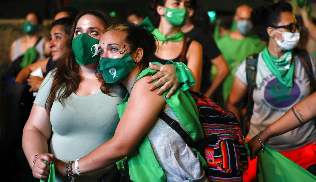 Ekspresi aktivis hak-hak aborsi saat menonton siaran langsung sidang parlemen di luar Kongres, Buenos Aires, Argentina, Rabu (30/12/2020). Dilegalkannya aborsi di Argentina merupakan puncak bagi para aktivis perempuan setelah bertahun-tahun lamanya. (AP Photo/Natacha Pisarenko)