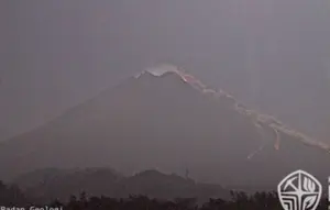 Merapi Luncurkan Awan Panas Sejauh 2.000 Meter
