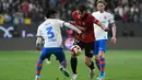Barca kembali nyaris menambah gol saat Jules Kounde beri umpan tarik kepada Lewandowski dalam kotak penalti di menit ke-79. Namun tembakannya masih bisa dihalau Areso. (AP Photo)