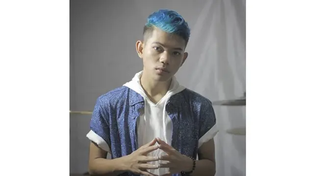 Tegar Septian dari waktu ke waktu kerap mengubah gaya rambutnya. Ini poternya saat tampil dengan rambut berwarna biru.