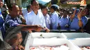 Jokowi melihat ikan yang dijual di Pasar Argo, Lampung (23/4/2014) (Liputan6.com/herman Zakharia).