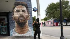 Jessica Ospina mengambil foto mural Lionel Messi di luar restoran Fiorito, di Miami, Amerika Serikat, Rabu, 7 Juni 2023. (AP Photo/Lynne Sladky)