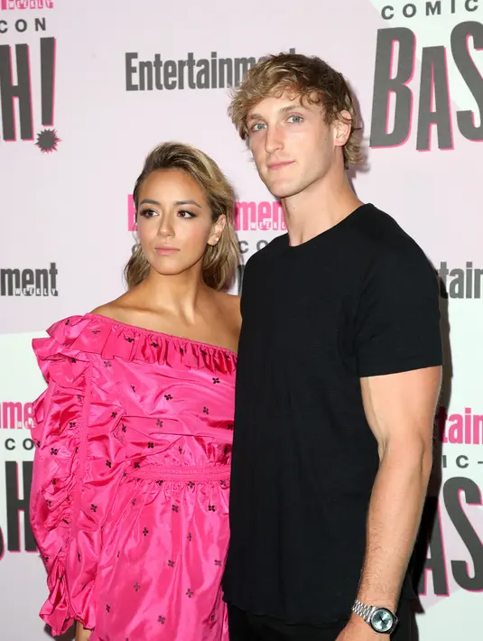 Chloe terlihat cantik dengan gaun one-shoulder mini dress berwarna pink dan heels berwarna beige. (CHELSEA LAUREN/REX/SHUTTERSTOCK/HollywoodLife)