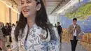 <p>Kebaya batik hadir dengan struktur unik, tampilkan kesempurnaan yang nyata. [Foto: Dian Sastrowardoyo/ Instagram]</p>