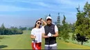 Zaskia Gotik saat menemani sang suami bermain golf. Pedangdut cantik menyempatkan diri untuk narsis bersama suami tercinta dengan gaya sporty yang sukses curi perhatian. (instagram.com/zaskia_gotix)
