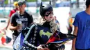 Seorang wanita menggunakan kostum Batgirl tiba untuk mengikuti acara Comic-Con International di San Diego, California, Amerika Serikat, (21/7). (REUTERS/Mike Blake)