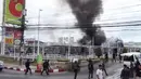 Gambar yang diambil dari video memperlihatkan kepulan asap akibat serangan bom mobil di sebuah supermarket di Kota Pattani, Thailand (10/5). Sekitar 50 orang terluka akibat ledakan bom mobil tersebut. (AP Photo)