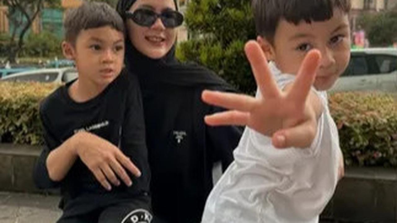 Potret Paula Verhoeven Hangout Bareng Kenzo dan Kiano, Bahagia Bersama Anak - Senyum Sumringah