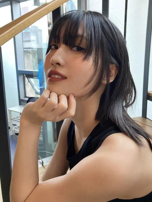 Untuk kamu yang punya rambut lurus, gaya rambut wolf cut seperti Momo Twice ini bisa jadi referensi. [Foto: Twitter].