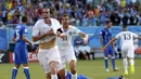 Pemain belakang Uruguay, Diego Godin (depan) berlari merayakan golnya ke gawang Italia di laga penutup penyisihan Piala Dunia Grup D di Stadion das Dunas, Natal, Brasil, (24/6/2014). (REUTERS/Toru Hanai)