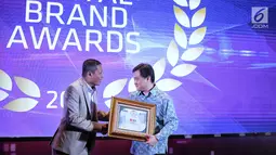 Head of Wealth Digital Iniatives and Product Portfolio Management PT Bank DBS Indonesia, Djoko Sulistyo saat menerima penghargaan The 8th Digital Brand Awards 2019 yang diselenggarakan oleh majalah Infobank bekerja sama dengan Isentia di Jakarta (16/5). (Liputan6.com/Faizal Fanani)
