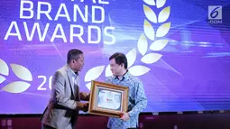 Head of Wealth Digital Iniatives and Product Portfolio Management PT Bank DBS Indonesia, Djoko Sulistyo saat menerima penghargaan The 8th Digital Brand Awards 2019 yang diselenggarakan oleh majalah Infobank bekerja sama dengan Isentia di Jakarta (16/5). (Liputan6.com/Faizal Fanani)