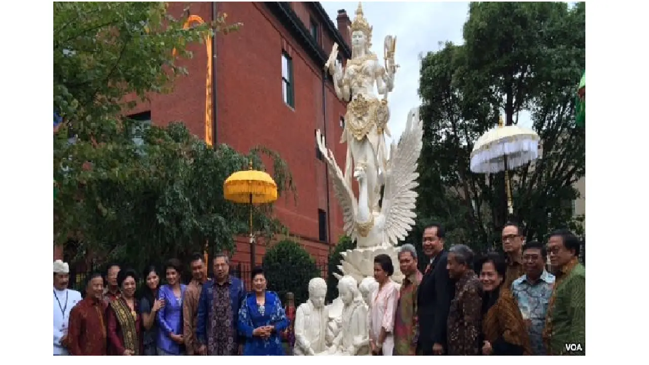 Diguyur Hujan, SBY Resmikan Patung Dewi Saraswati di Washington