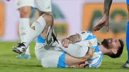 Sang juara dunia itu takluk 1-2 dari tuan rumah Paraguay. Lionel Messi yang dijaga ketat bek lawan tampak kesulitan menembut tembok pertahanan tuan rumah. (AP Photo/Jorge Saenz)