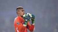 Hal tersebut yang mesti dimafaatkan Man United untuk datangkan Areola. Terlebih harga yang masuk akal yang masih dimiliki kiper 25 tahun tersebut. (AFP/Franck Fife)