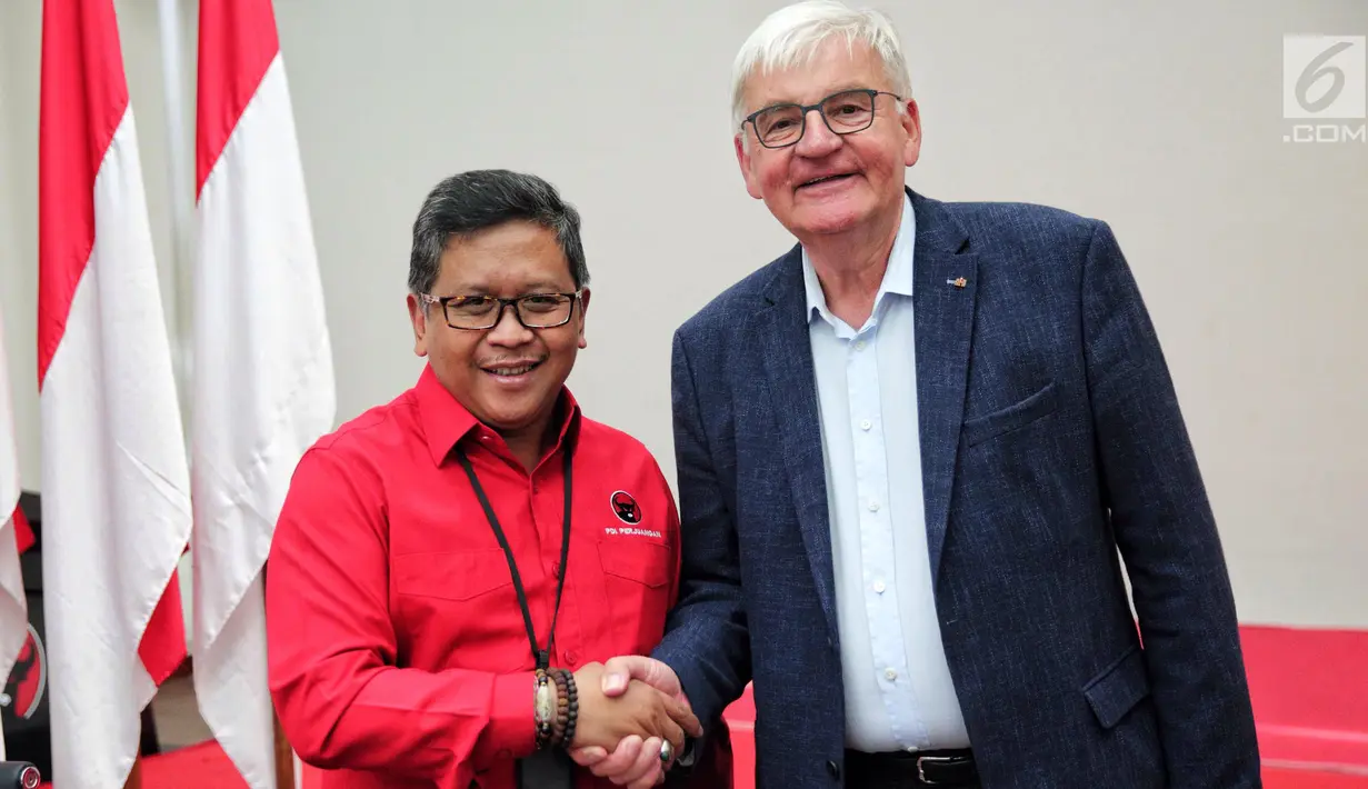 Sekjen DPP PDI Perjuangan Hasto Kristiyanto (kiri) bersalaman dengan Chairman of the Board of Trustee Friedrich Naumann Foundation, Prof. Dr. Jurgen Morlok di Kantor DPP PDI Perjuangan, Jakarta, Senin (30/10). (Liputan6.com/Faizal Fanani)