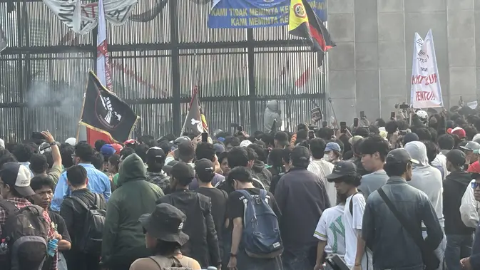 Demo Depan DPR Memanas, Massa Bakar Ban dan Rusak Pagar
