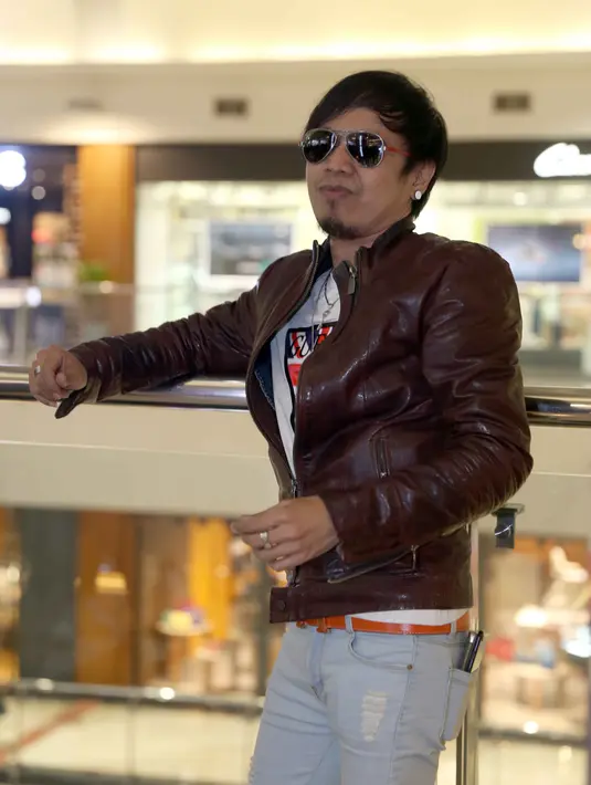 Lantas apa pertimbangan vokalis 40 tahun itu hingga rela melepas kacamata untuk menjalani debut perdana dalam akting layar lebarnya?. Selain honor, juga banyak artis senior yang terlibat di film Musik Untuk Cinta. (Nurwahyunan/Bintang.com)