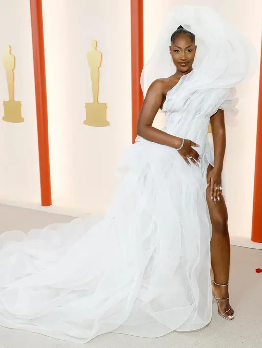 <p>Tems tampil dramatis dalam balutan asymmetrical gown dari Lever Couture. Menghadirkan nuansa khas gaun pengantin, penampilan Tems juga pantut menjadi salah satu yang terbaik di gelaran Oscar 2023 ini. Foto: Instagram.</p>
