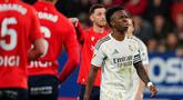 Ekspresi kesal pemain Real Madrid, Vinicius Jr dalam laga lanjutan Liga Spanyol saat melawan Osasuna di El Sadar Stadium, Pamplona, Spanyol, Sabtu (21/02/2026) waktu setempat. (AP Photo/Miguel Oses)