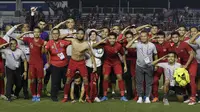 Para pemain dan official Timnas Indonesia U-22 merayakan kemenangan atas Myanmar U-22 di Stadion Rizal Memorial, Manila, Sabtu (7/12). Indonesia menang 4-2 atas Myanmar. (Bola.com/M Iqbal Ichsan)