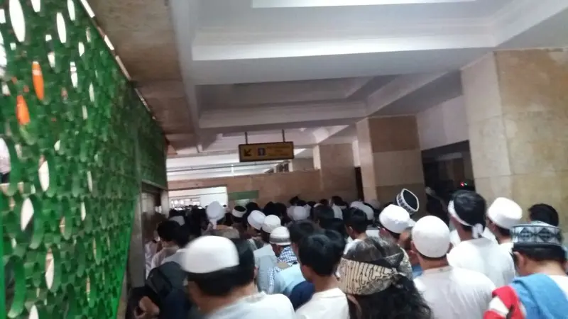  Masjid Istiqlal ramai dipenuhi pendemo yang bersiap berunjuk rasa usai salat Jumat. 