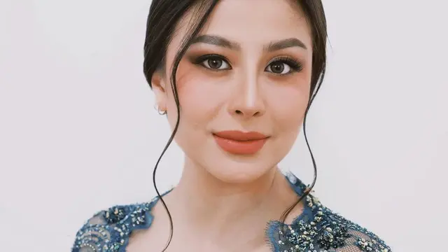 Penampilan Awkarin Dampingi Ayahanda dalam Pelantikan Jabatan Baru, Anggun Berkebaya Navy  (credit: instagram.com/narinkovi