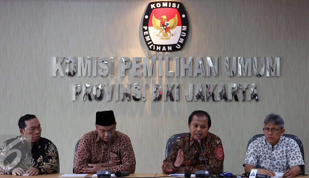 Ketua KPU DKI Jakarta Sumarno (kedua kanan) memberikan keterangan pers di Gedung KPUD, Jakarta, Jumat (21/10). Keterangan pers tersebut terkait penetapan pasangan Cagub dan Cawagub DKI Jakarta pada tanggal 24 Oktober 2016. (Liputan6.com/Johan Tallo)