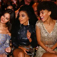 Miss Universe 2018, Catriona Grey berselfie saat menyaksikan fashion show Sherri Hill NYFW Spring 2020 di Cipriani 42nd Street di New York City (8/9/2019). Wanita berdarah Filipina ini tampil seksi mengenakan gaun off shoulder berbelahan paha tinggi. (AFP Photo/Dave Kotinsky)