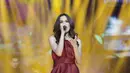 Aksi panggung Sheryl Sheinafia saat menghibur penonton dalam acara SCTV Music Award 2018 di Studio 6 Emtek, Jakarta, Jumat (27/4). (Liputan6.com/Faizal Fanani)