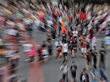 Warga melakukan olahraga santai saat Car Free Day (CFD) di kawasan Sudirman, Jakarta, Minggu (24/6). Hari Bebas Kendaraan Bermotor atau Car Free Day (CFD) kembali digelar selepas libur Lebaran. (Liputan6.com/Faizal Fanani)