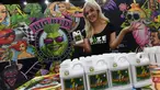 Haley Hudson mempromosikan pupuk untuk menanam ganja di stan pameran Kongres Ganja Internasional di LA, California (27/9). Kongres menyatukan visi antara pemasok, investor, medis, regulator pemerintah, hukum, dan pengusaha. (AFP Photo / Mark Ralston)