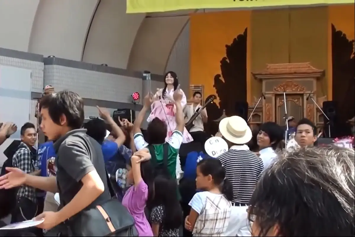 Orang Jepang Bawakan Lagu Keong Racun